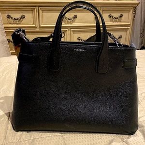 A beautiful large Burberry bag in perfect consition probably use two times